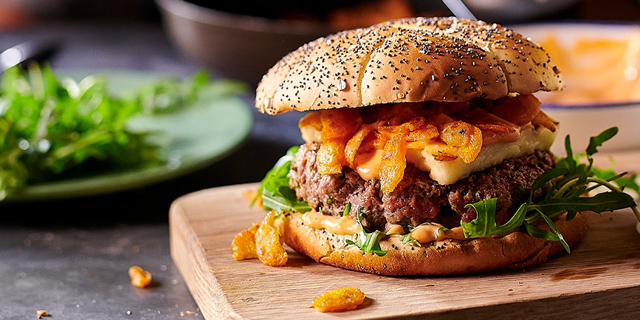 Beef burger aux carottes croustillantes, halloumi et sauce Hellmann’s à la harissa 