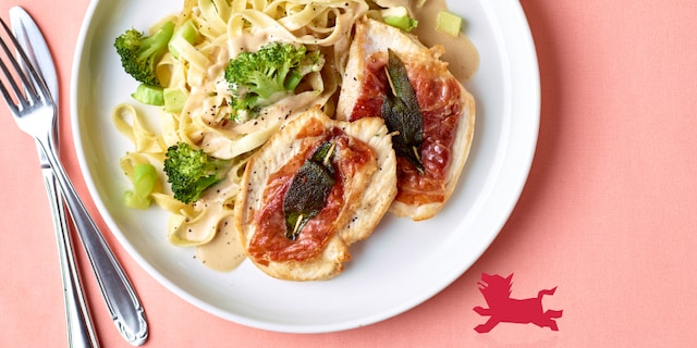 Kipsaltimbocca met tagliatelle en broccoli