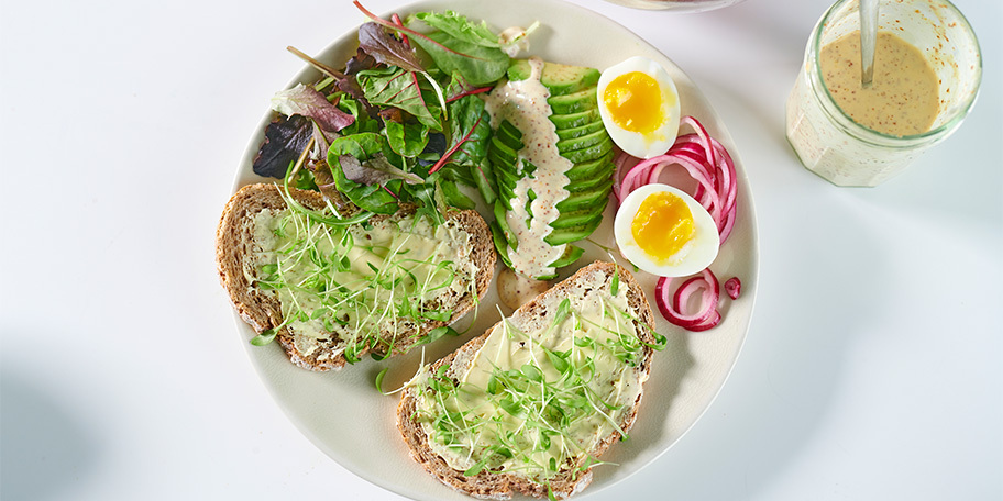 Salade van zachtgekookte eieren, toasts met Balade boter en waterkers