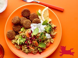 Gebakken rijst met groenten, falafels en yoghurtsaus