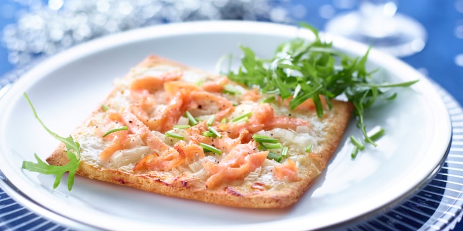 Kleine flammkuchen met gerookte zalm