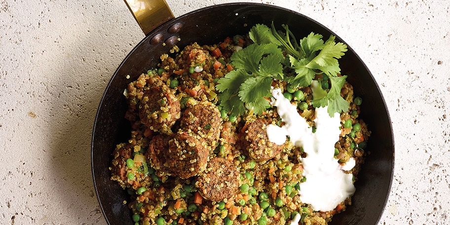 Gebakken quinoa en linzen met groenten en falafel