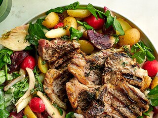 Côtes d’agneau grillées et salade printanière aux pickles de légumes