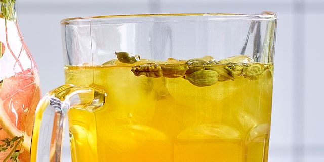 Gearomatiseerd water met groene thee, kurkuma, kardemom en kaneel