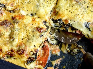 Lasagne met gerookte zalm, spinazie en tomaten