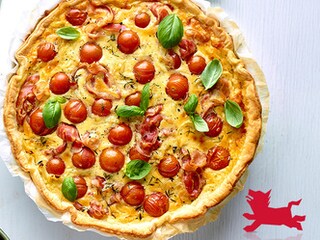 Quiche met mozzarella, kerstomaten en pancetta
