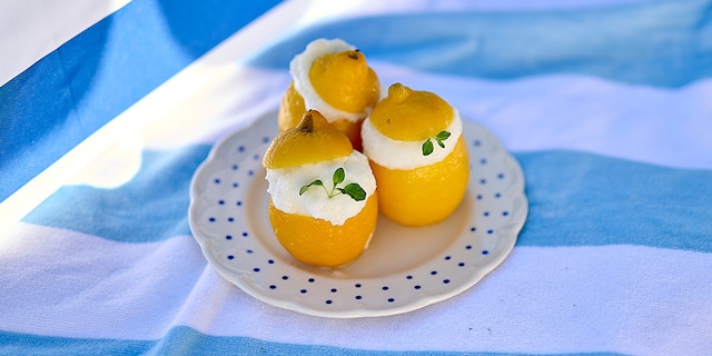 Citroenen gevuld met citroensorbet