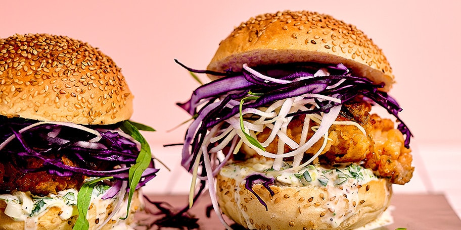 Burgers met in karnemelk gemarineerde kip