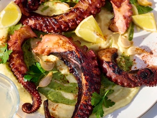 Poulpe grillé et crème de pommes de terre à l’ail confit