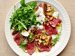 Tataki van rundvlees met burrata en vijgenazijn