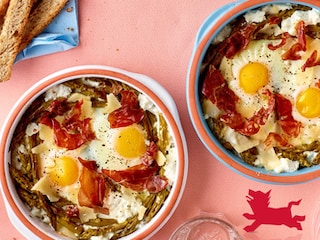 Cocotte-eitjes met asperges en parmaham