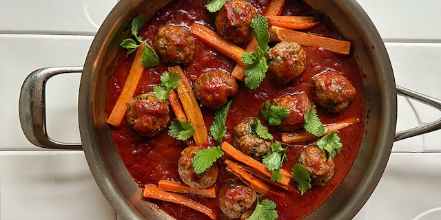 Tajine de kefta aux légumes grillés et à la menthe
