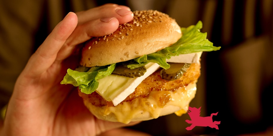 Crispy chickenburger met brie en abrikozensaus