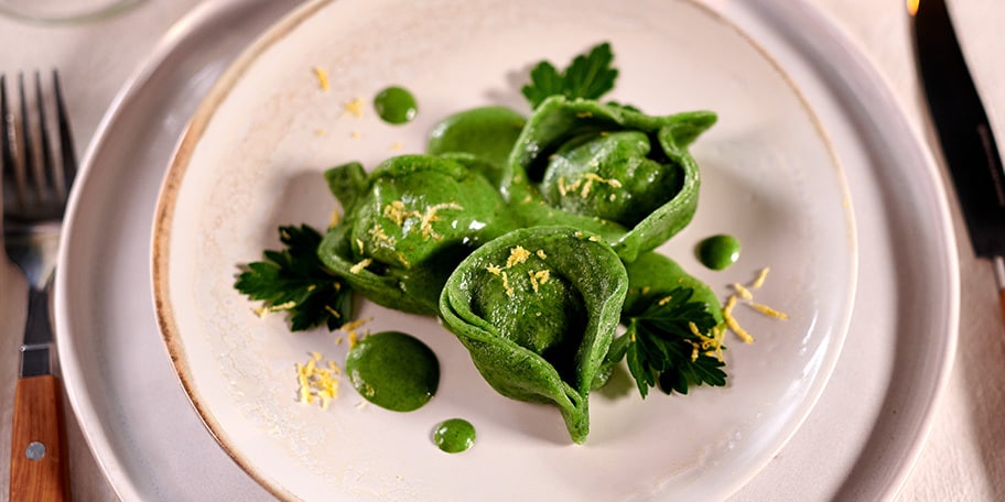 Groene tortelli met spinazie, geitenkaas en citroen