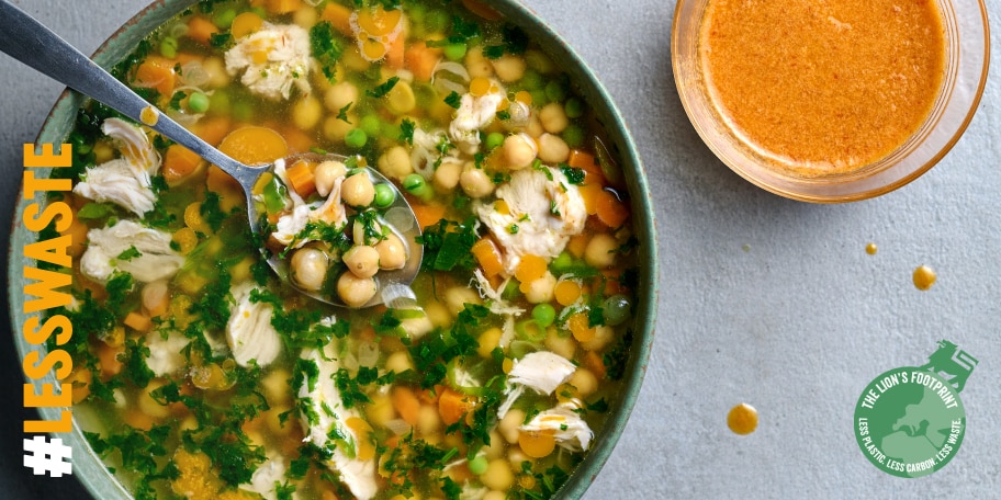 Soupe au poulet, petits légumes et pois chiches