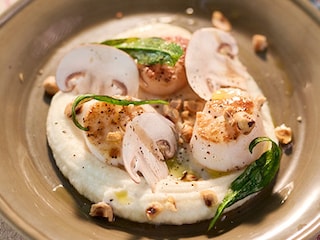 Saint-Jacques poêlées, crème de panais et épinards de mer