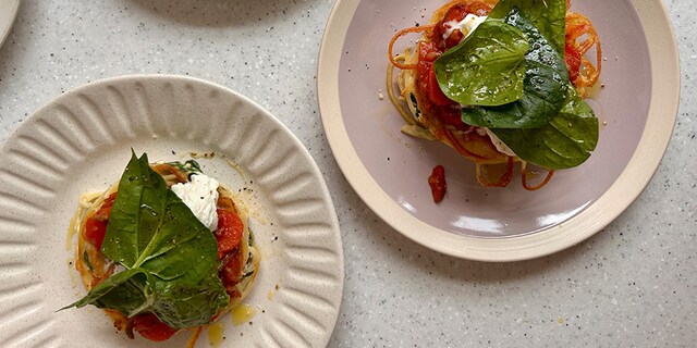 Galette de spaghettis, sauce bolognaise, mozzarella di bufala, salade d’hiver, vinaigrette au balsamique et au citron