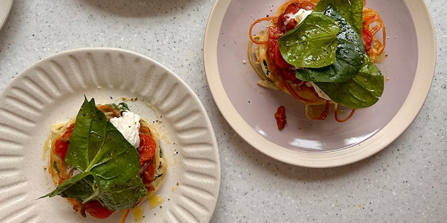Galette de spaghettis, sauce bolognaise, mozzarella di bufala, salade d’hiver, vinaigrette au balsamique et au citron