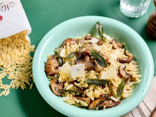 Orzo au beurre noisette, champignons et sauge croustillante