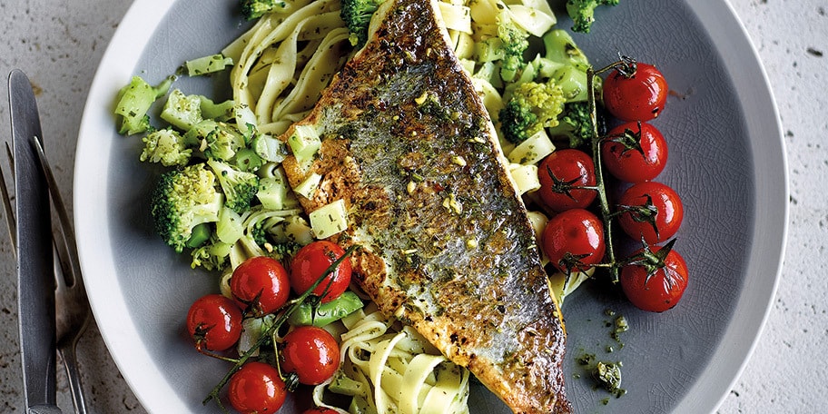 Filets de bar au pesto, tomates-cerises et tagliatelles au brocoli