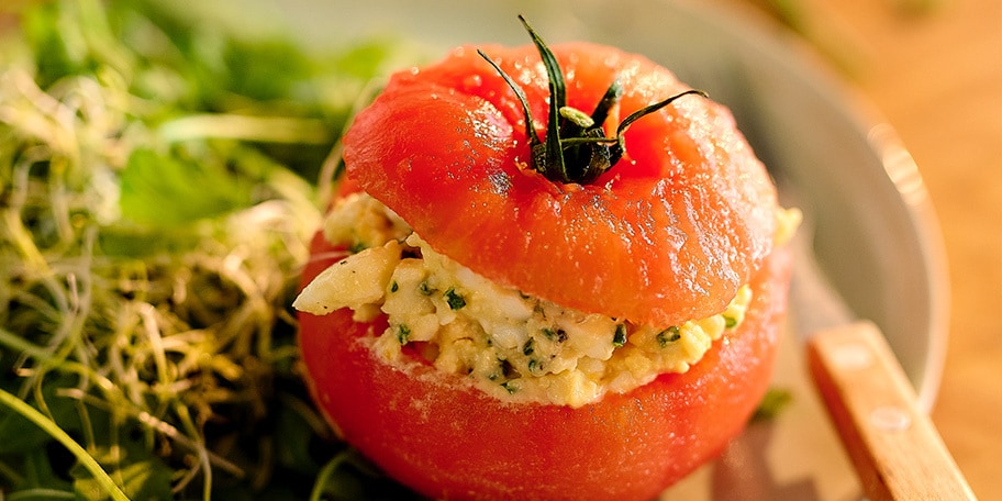 Tomaten met hardgekookte eieren, op de manier van tomaat-garnaal