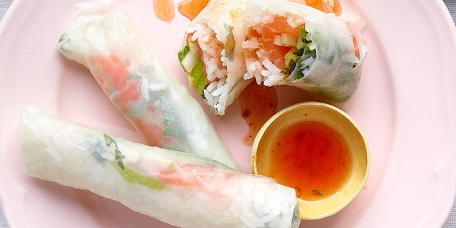Spring rolls met jasmijnrijst en gerookte zalm