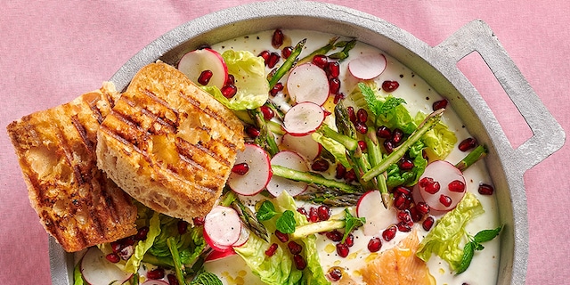 Homemade gerookte forelfilets, knapperig slaatje en yoghurtsaus