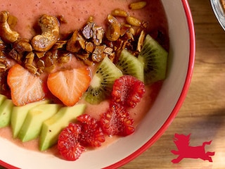 Smoothie bowl aux fruits frais et granola de noix