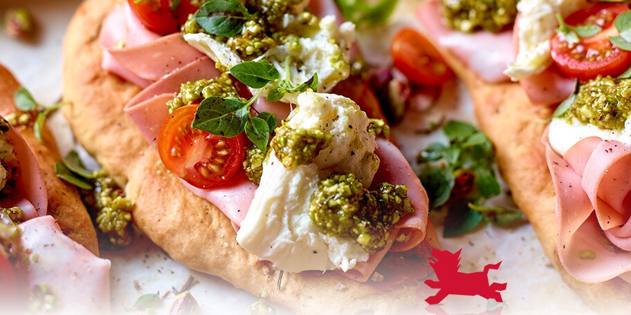 Schiacciata met mozzarella di bufala en pistachenotensalsa