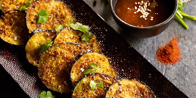 Knapperige aubergines op Indiase wijze