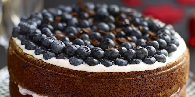 Feestelijke chocoladetaart met bosbessen