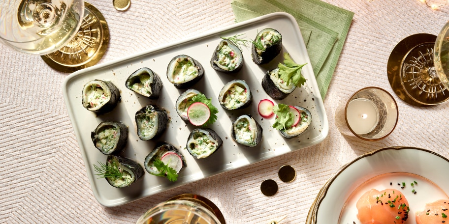 Maki's van gerookte heilbot met gember, radijzen en komkommer