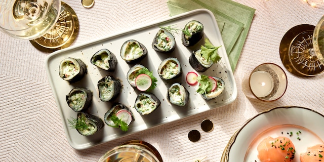 Maki's van gerookte heilbot met gember, radijzen en komkommer
