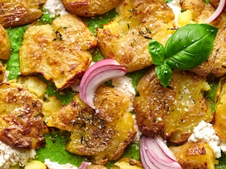 Smashed potatoes en geitenkaascrème met pistachenoten
