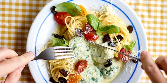 Linguine met ricottaspinazieballetjes, roomsaus