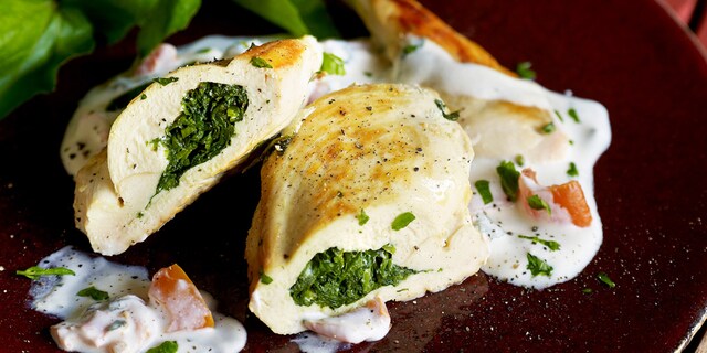 Met waterkers gevulde kipfilets, geitenkaassaus met gedroogde tomaten