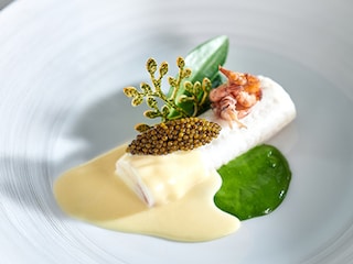 Tongrolletjes met waterkerscoulis en blanke botersaus