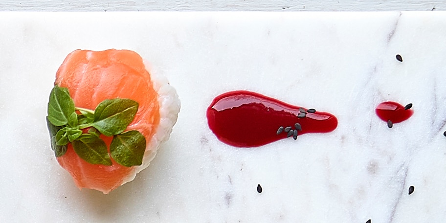 Sushiballetjes met gerookte zalm en frambozenvinaigrette