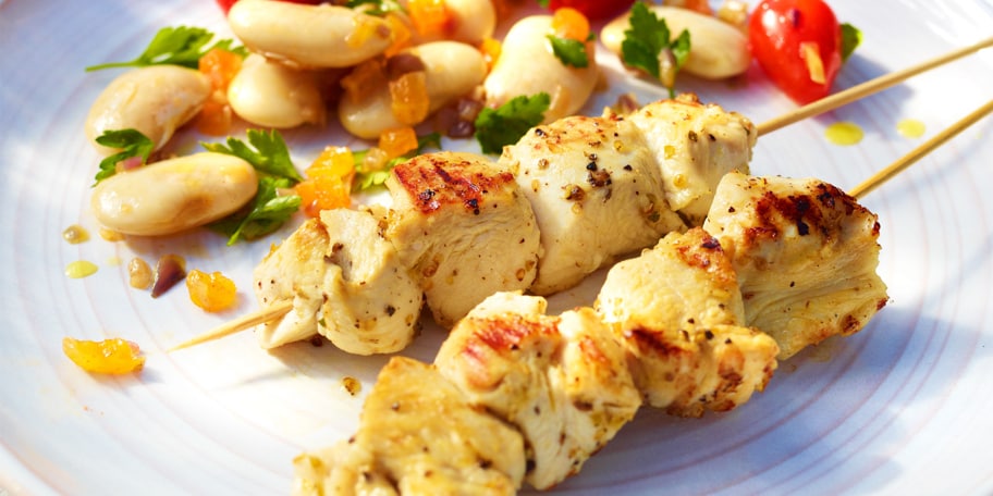 Brochettes de poulet mariné et salade de haricots blancs