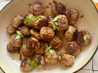 Rundsgehaktballetjes met pijnboompitten, gedroogde tomaten en parmigiano