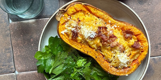 Gevulde butternuts met risoni en gerookt spek