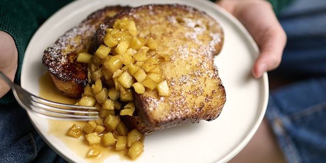 Verloren brioche met gekaramelliseerde appelen