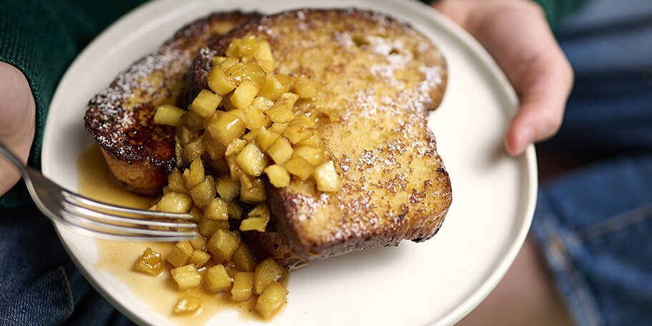 Verloren brioche met gekaramelliseerde appelen