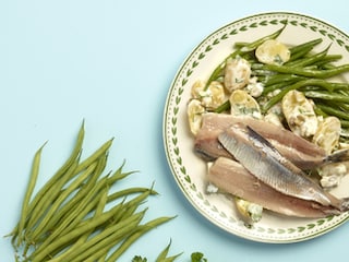 Maatjes, aardappelsalade met tartaar en sperziebonen