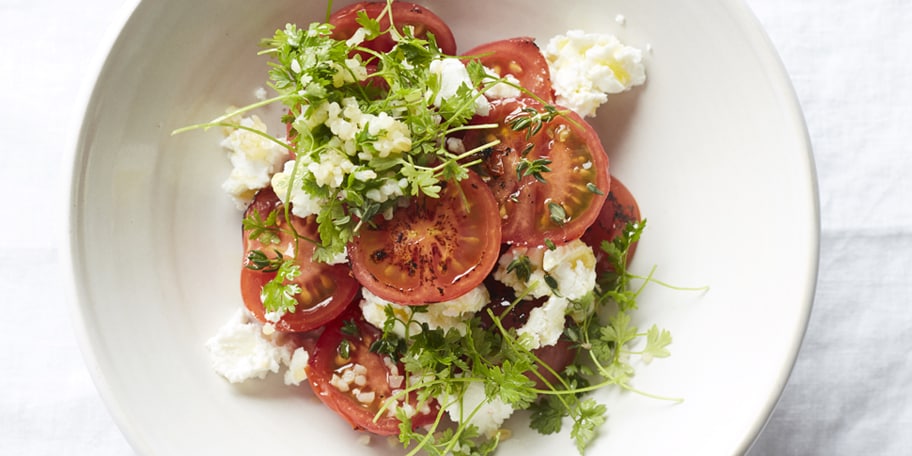 Gegrilde tomatensalade met bulgur en verse geitenkaas