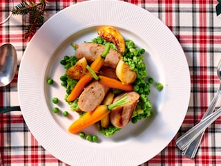 Boudins blancs au pain d‘épices, pommes, purée de petits pois et carottes fanes