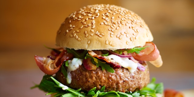 Hamburger: De Limousin / bacon / saus met Cantal