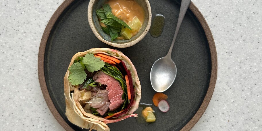 Durum met rundvlees en rauwkost, pikante saus