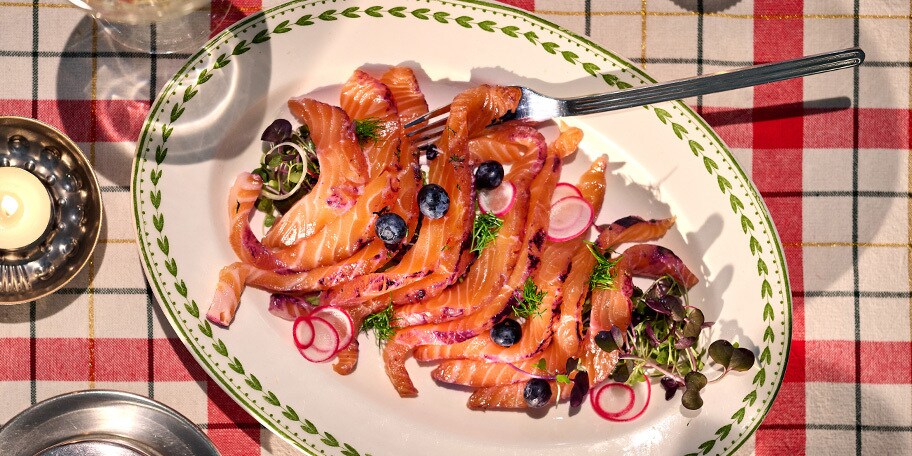 Gravlax de saumon aux myrtilles