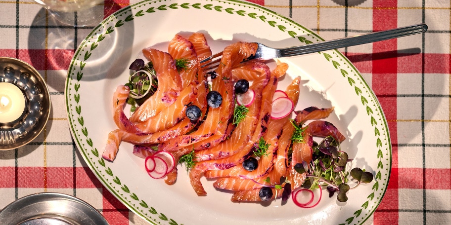 Gravlax de saumon aux myrtilles